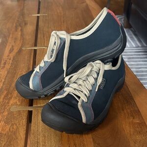 NWOT Keen Women's Navy and Beige Sneakers